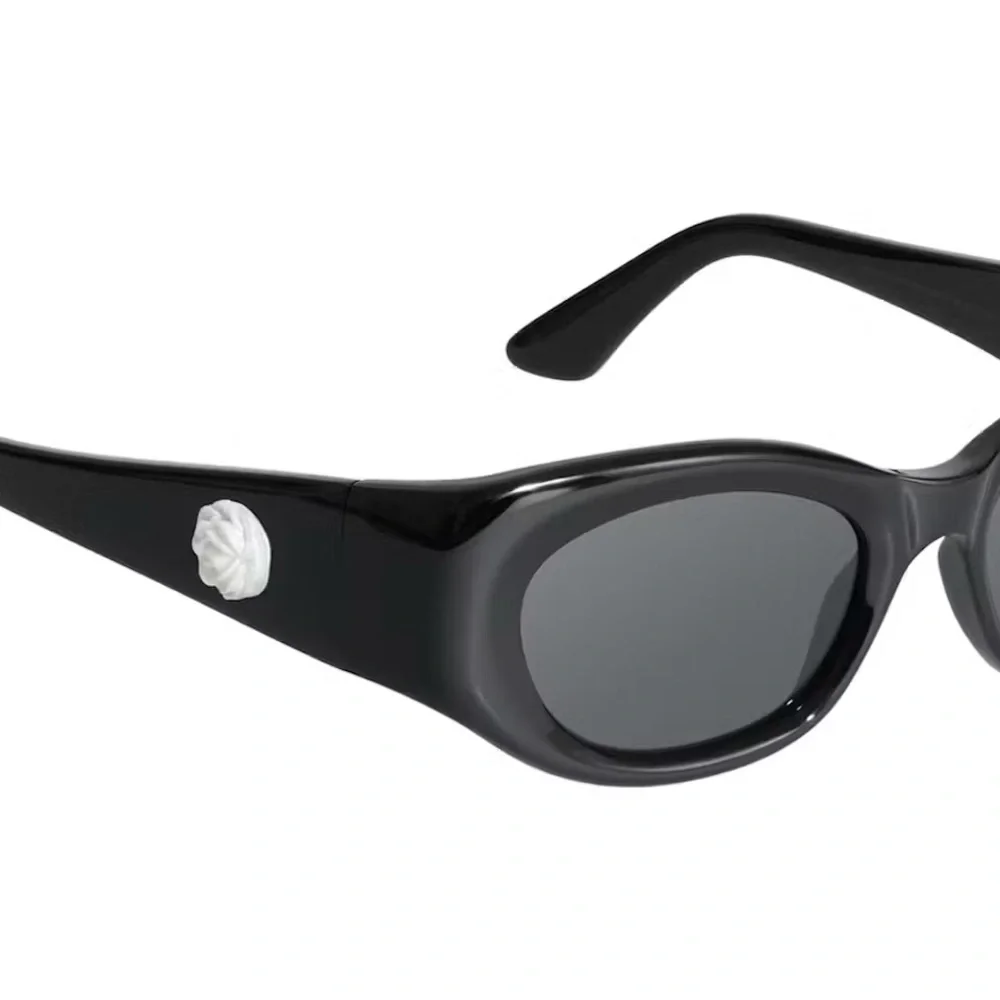 Magda Butrym x H&M Oval Black Sunglasses with Rose Motif. New, never used. - Picture 3 of 15